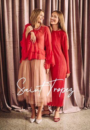 Rote Blusen mit gerafften Ärmeln und ein roter Jumpsuit mit Falten. Ein mehrlagiger Tüllrock in hellem Beige. Funkelnde Absätze und ein sanfter Hintergrund.