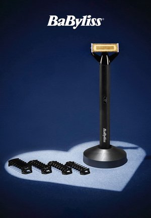 Elektrisk BaByliss barbermaskin med gullfoliehode som står på en rund base, fire svarte klipperkammer på blå bakgrunn.