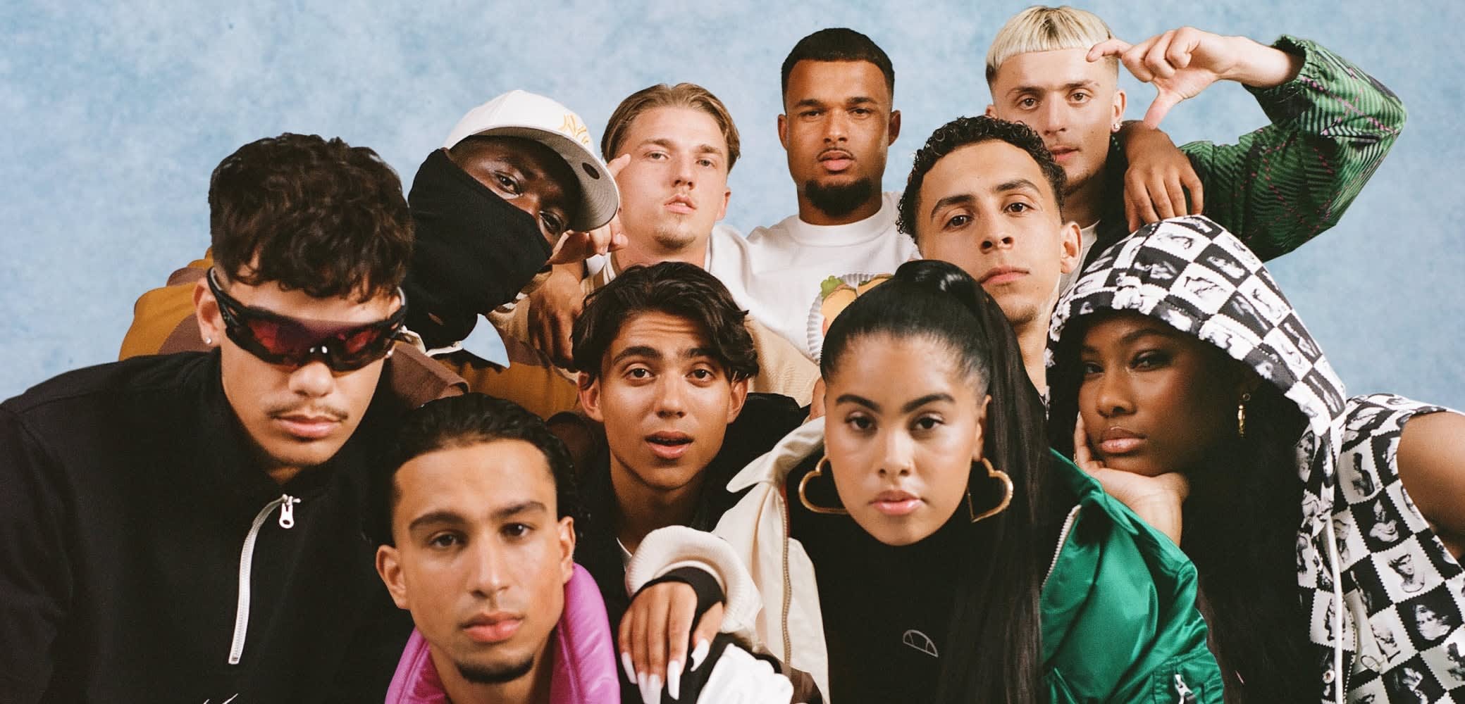 Groepsportret van diverse jonge volwassenen in trendy streetwear. Met gedurfde patronen, gekleurde stoffen en verschillende accessoires zoals zonnebrillen.