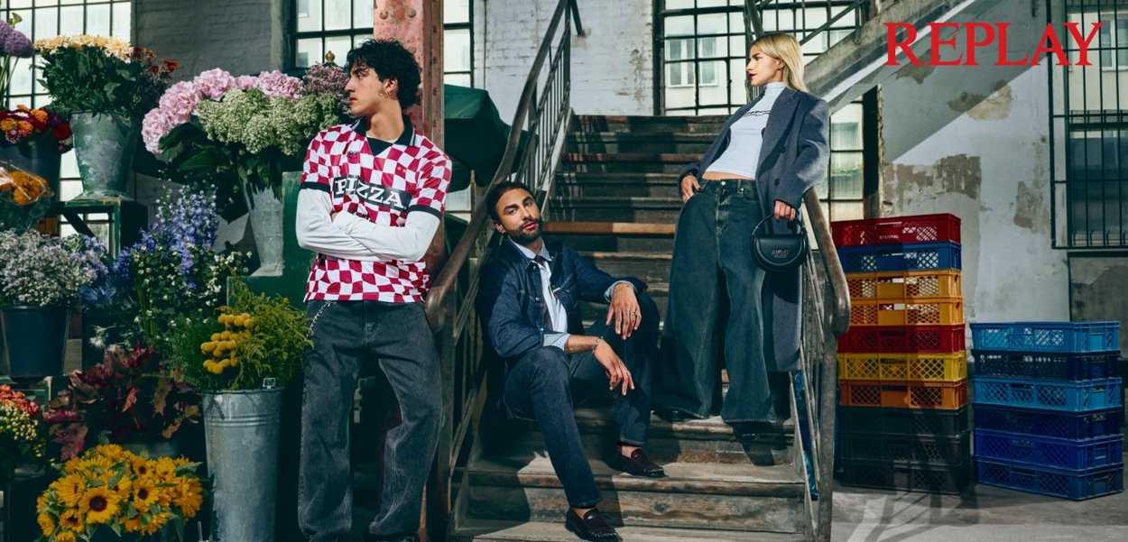 Tre modeller poserer på tretrapper i en blomsterbutikk. De har på seg uformelle antrekk, inkludert en rutete skjorte, denim og en grå jakke.