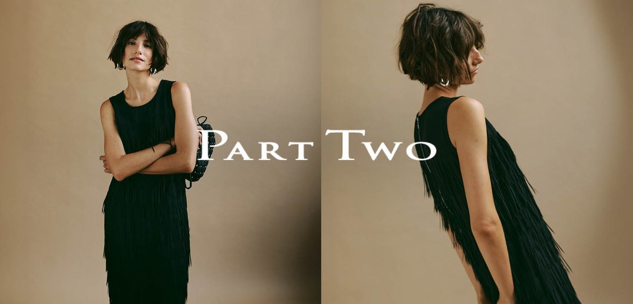 Frau mit kurzem, zerzaustem, dunklem Haar, die ein ärmelloses schwarzes Fransen-Kleid trägt, von vorne und im Profil vor einem schlichten beigen Hintergrund gezeigt.