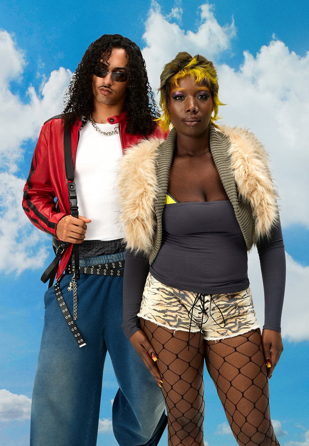 Rode nepleren jas met zwarte strepen, grijze geribde cropped trui met bontafwerking, zwarte visnetkousen, grijze top en dierlijke print shorts.