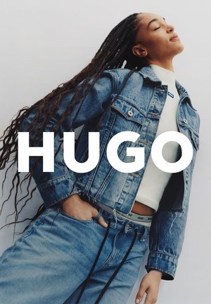 Giacca di denim con lavaggio blu sbiadito, abbinata a jeans blu chiaro con vita regolabile e branding HUGO sulla cintura.