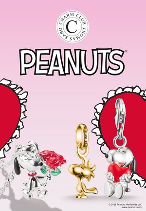 Drei Peanuts-Charakter-Anhänger: silberner Snoopy mit roter Rose, goldener Woodstock und silberner Snoopy, der ein rotes Herz hält, auf einem rosa Hintergrund.