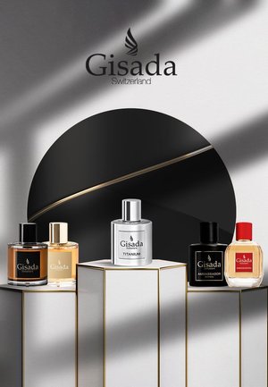 Vier Parfümflaschen von Gisada, auf Sockeln angeordnet. Die Flaschen haben schwarze, goldene und silberne Farben mit unterschiedlichen Formen und Etikettendesigns.