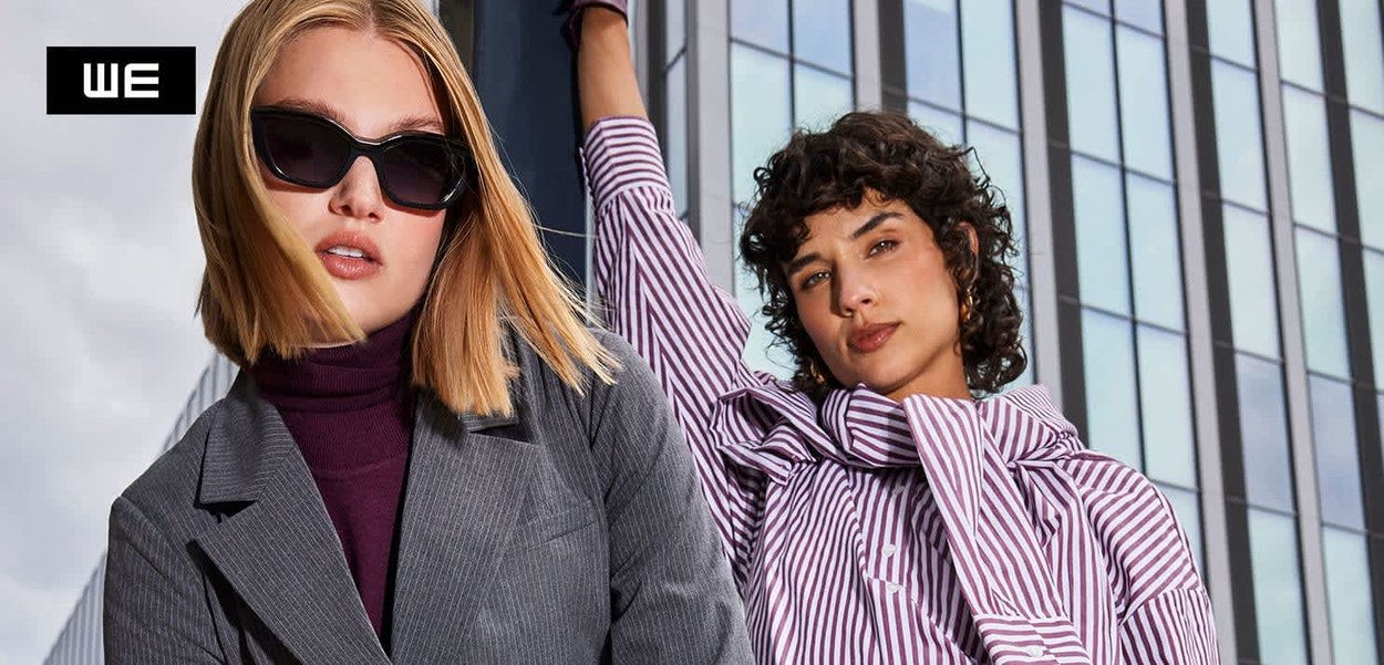 Twee modellen worden getoond: de ene in een grijze gestreepte blazer en sunglasses, de andere in een gestreept paarse shirt. De achtergrond toont moderne glazen architectuur.