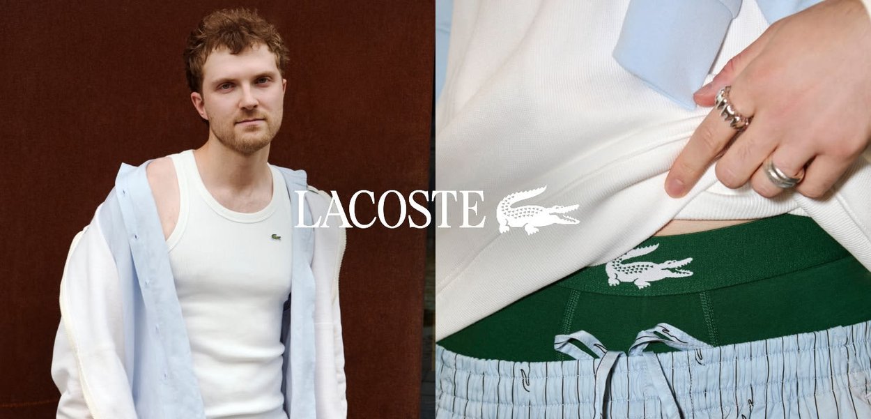 Uomo che indossa una canottiera bianca e una camicia aperta accanto a un primo piano di mani che sollevano la camicia per mostrare la fascia verde Lacoste sopra i pantaloni azzurri.