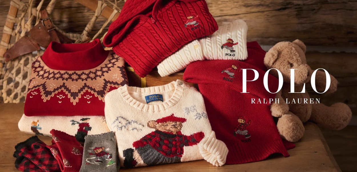 Des pulls et accessoires rouges et crème présentent des designs tricotés, mettant en avant des motifs de nounours et des motifs géométriques. Un nounours se tient à proximité.