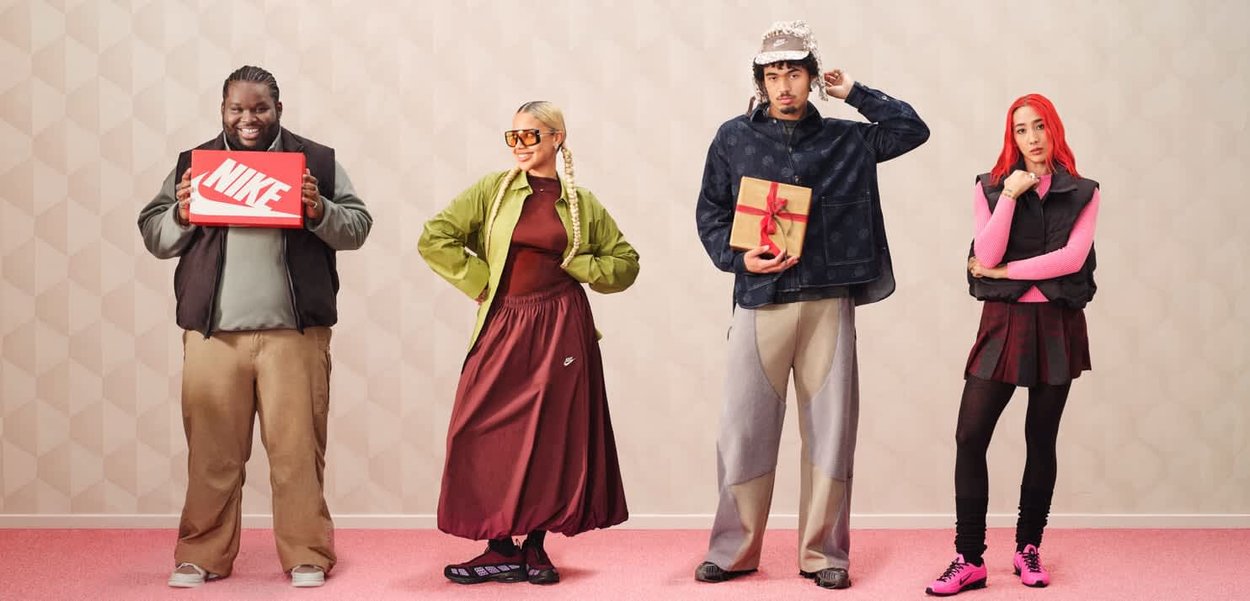 Cuatro personas con atuendos diversos: un chaleco negro y pantalones grises, una chaqueta verde y falda marrón, una blusa azul estampada y pantalones beige, un chaleco negro con mangas rosas y falda a cuadros. Todos están de pie frente a un fondo geométrico claro.