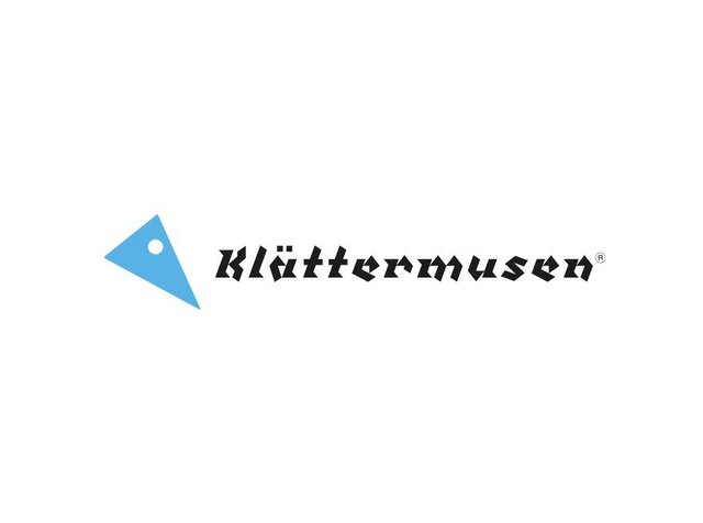 Logo met een blauwe driehoekige vorm en een witte cirkel, vergezeld van de tekst "Klättermusen" in zwarte hoekige letters.