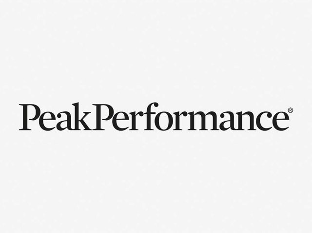 Peak Performance-logo i fed skrifttype, serif, sort farve på hvid baggrund. Inkluderer et registreret varemærkesymbol.