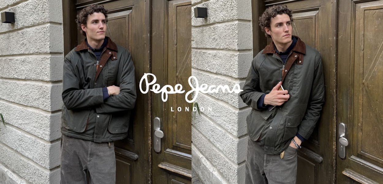 Chaqueta de abrigo verde con cuello marrón, cierre de cremallera y broches a presión, bolsillos delanteros; modelo posa frente a una pared texturizada y una puerta de madera.