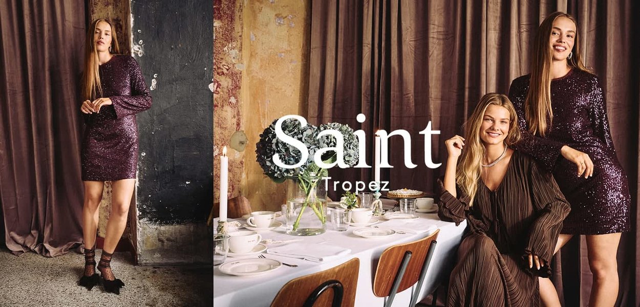 Zwei Frauen in kontrastierenden Outfits: eine in einem figurbetonten, dunkelvioletten Pailletten-Kleid, die andere in einem lockeren, braunen Faltenkleid, vor einem strukturierten Hintergrund.