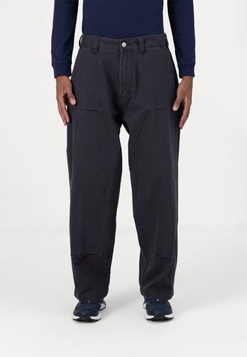 Donkerdenim broek met een ontspannen pasvorm, voorzien van grote voorzakken en subtiele stikseldetails. Afgewerkt met een knoop- en ritssluiting.