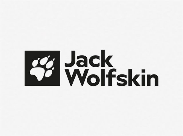 Logo negru cu o amprentă stilizată de laba de animal deasupra textului "Jack Wolfskin" scris cu litere îngroșate, într-un font sans-serif, pe un fundal alb.