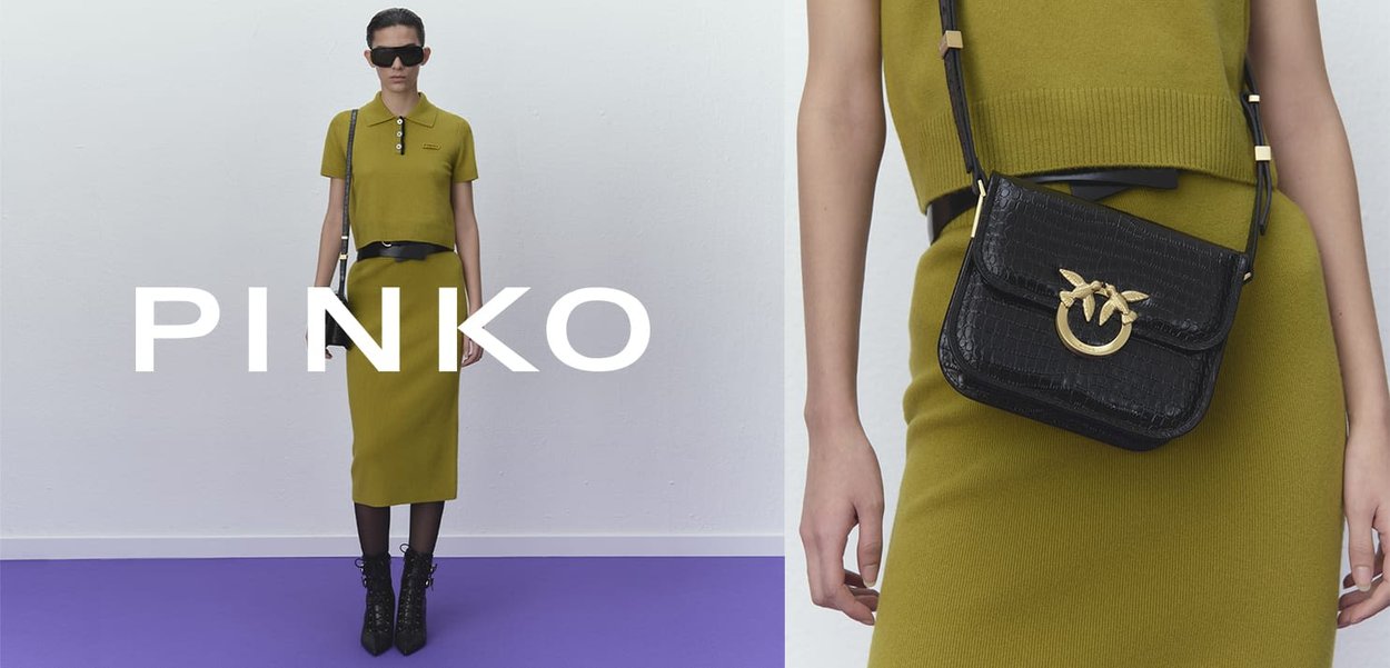 Abito in maglia verde oliva con una forma aderente, abbinato a una borsa a tracolla in finta pelle nera con un accento circolare dorato e una tracolla.