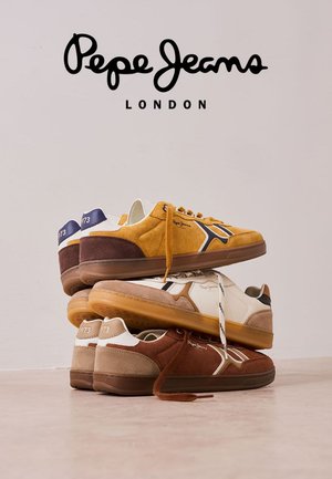 Pila de tres zapatillas de ante Pepe Jeans en amarillo mostaza, crema y marrón con suelas de goma, bajo el logo de Pepe Jeans London sobre un fondo claro.