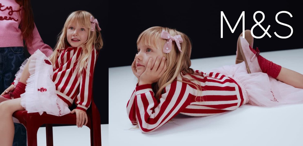 Rood-wit gestreepte trui, roze tule rok met versieringen, roze schoenen en een bijpassende strik in blond haar, tegen een donkere achtergrond.