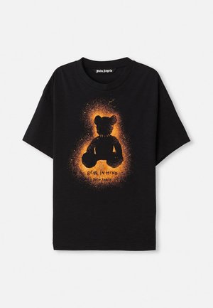 Zwart T-shirt met korte mouwen, voorzien van een oranje afbeelding van een teddybeer-silhouet en de tekst "BEAR IN MIND" aan de voorkant. Gemaakt van zacht katoen.