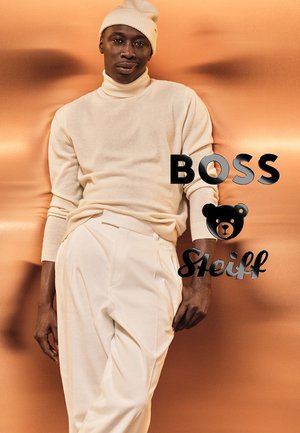 Cremefarbener Strickpullover mit Rollkragen und hellbeige Hose; weiche Textur; begleitet von schwarz und metallic-farbenen Branding-Grafiken. Der Hintergrund ist orange.