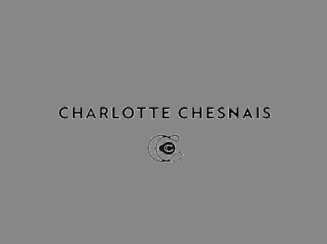 Zwarte tekst leest "Charlotte Chesnais" op een grijze achtergrond, met een gestileerd logo dat lijkt op een spiraal met ronde accenten.