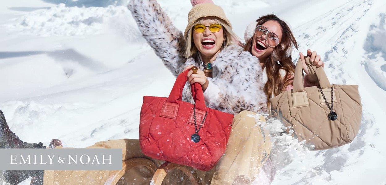 Due borse trapuntate, una rossa e una beige, con toppe quadrate e accenti a catena, poste su uno sfondo innevato.