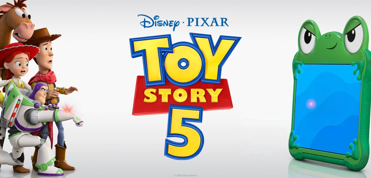 Woody, Jessie, Bullseye und Buzz Lightyear schauen auf ein blaues digitales Gerät in Froschform neben dem Toy Story 5-Logo.