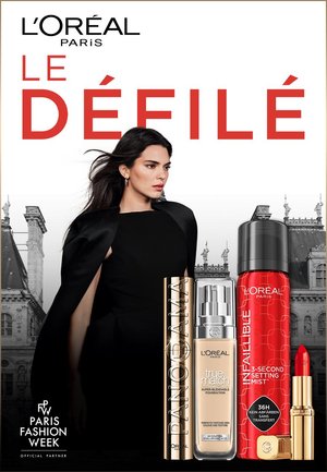 L'Oréal Paris produktpræsentation med en model i sort kjole. Inkluderer guld mascara, foundation, rød setting spray og rød læbestift mod en hvid baggrund.