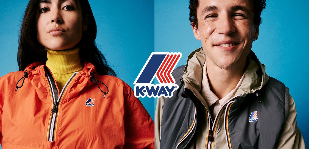 Chaqueta naranja brillante con cremallera y cordones, logo en la parte izquierda; chaleco gris con cuello y forro estampado a la derecha; fondo azul.