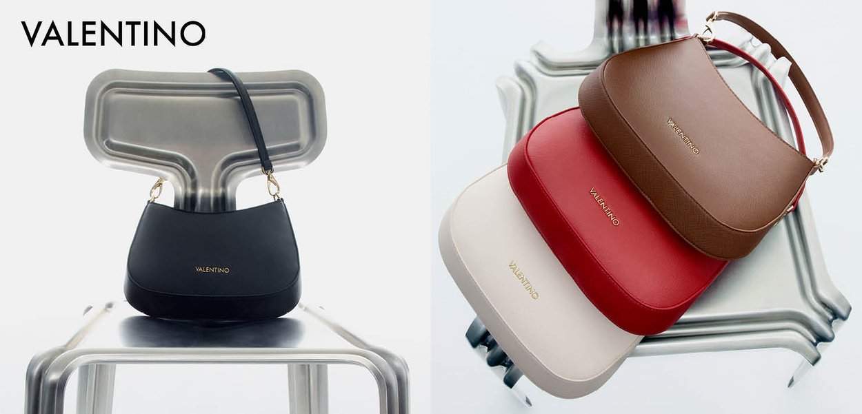 Cztery skórzane torebki Valentino w kolorach czarnym, brązowym, czerwonym i beżowym, wystawione na nowoczesnych, srebrnych metalicznych krzesłach.