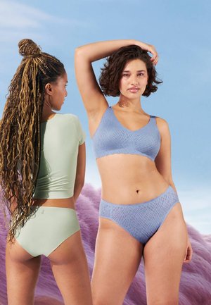 Hellblaues Bralette und passender Höschen-Satz mit einem strukturierten Muster, kombiniert mit einem mintgrünen Kurzarm-Oberteil und -Unterteil.