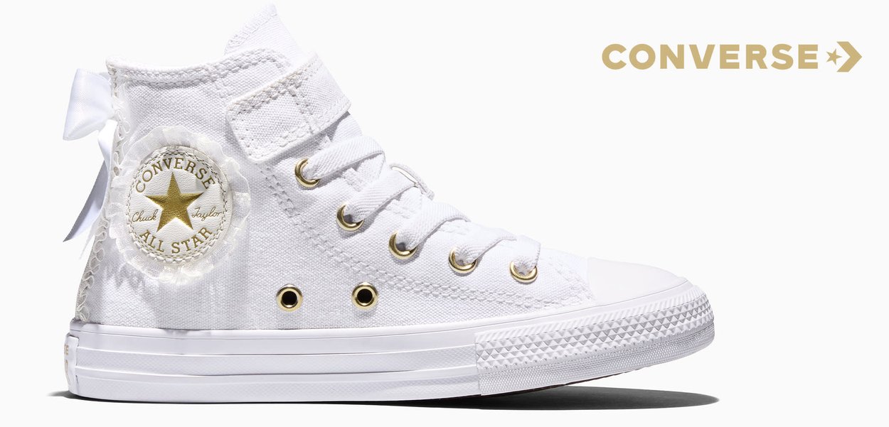 Zapatilla blanca Converse Chuck Taylor All Star de caña alta con ojales dorados y logo sobre un fondo liso.