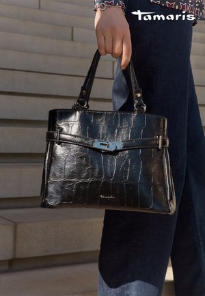 Sac en cuir noir avec embossage crocodile, anses courtes, quincaillerie en argent et détail de boucle. Texture lisse, forme rectangulaire, logo de marque.