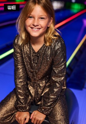 Tuta di bronzo lucido con maniche lunghe, dotata di scollatura a V e vita con coulisse, indossato da un bambino sorridente in una sala bowling.