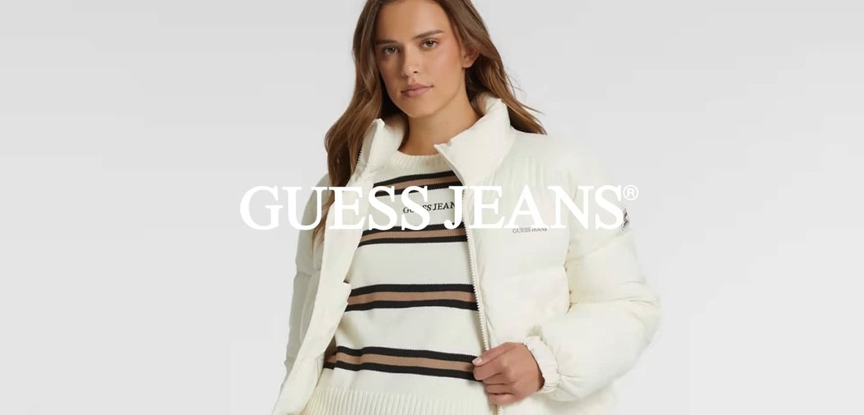 Doudoune blanche avec un col haut, dotée d'une fermeture éclair. Portée sur un pull crème avec des rayures horizontales noires et brunes.