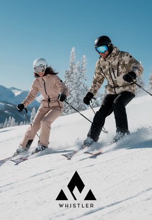 Zwei Skifahrer fahren einen verschneiten Hang hinab. Einer trägt einen hellrosa Skianzug und einen weißen Helm; der andere hat eine Tarnjacke an. Klarer blauer Himmel darüber.