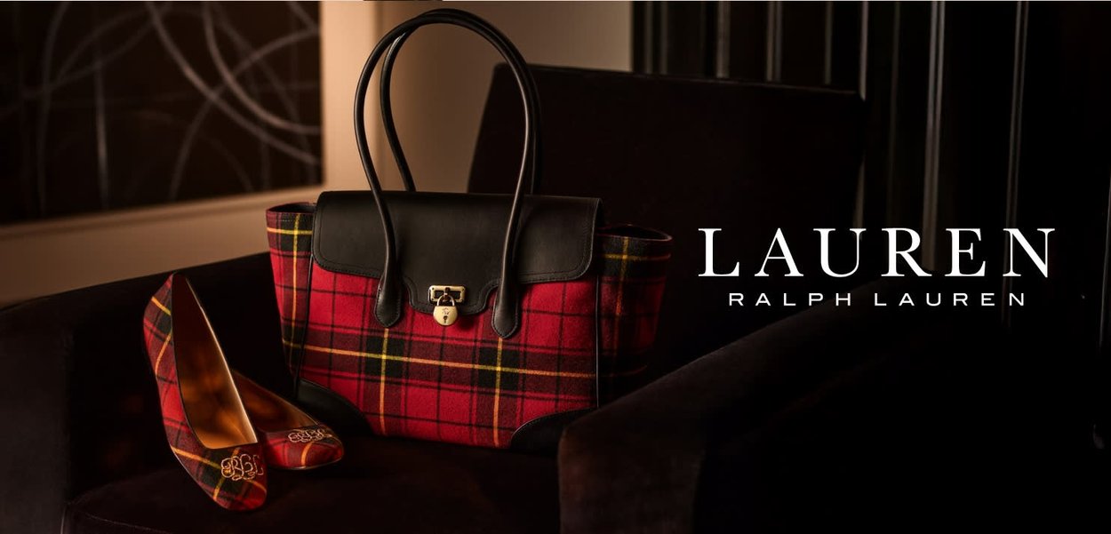 Rød og svart rutete veske med dobbelt håndtak og en svart skinn-topp, kombinert med matchende rutete flate sko med en dekorativ logo.