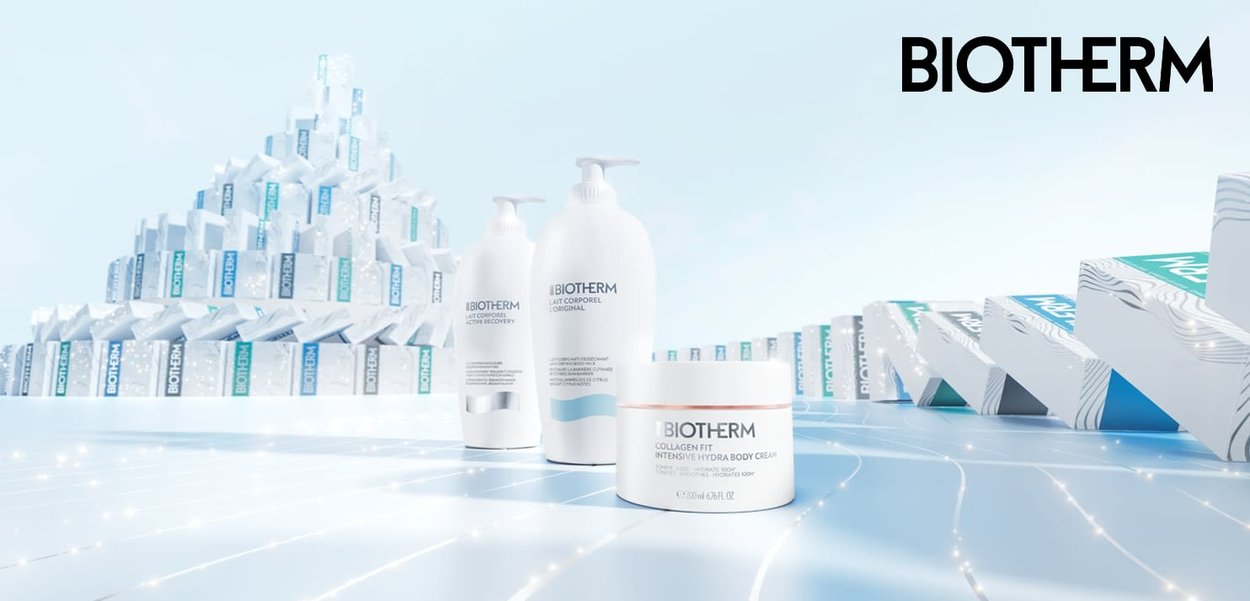 Tre prodotti per la cura della pelle Biotherm: due flaconi bianchi con pompa etichettati "Lait Corporel" e un barattolo rotondo etichettato "Collagen Fit Intensive Hydra Body Cream", tutti con un design semplice e pulito.