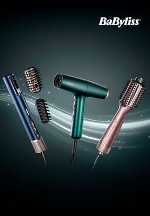 Tre BaByliss hårstylingsverktøy: en grønn hårføner, en rosa oppvarmet børste og en blå rettetang, med ulike børsteteksturer og kontrollknapper.