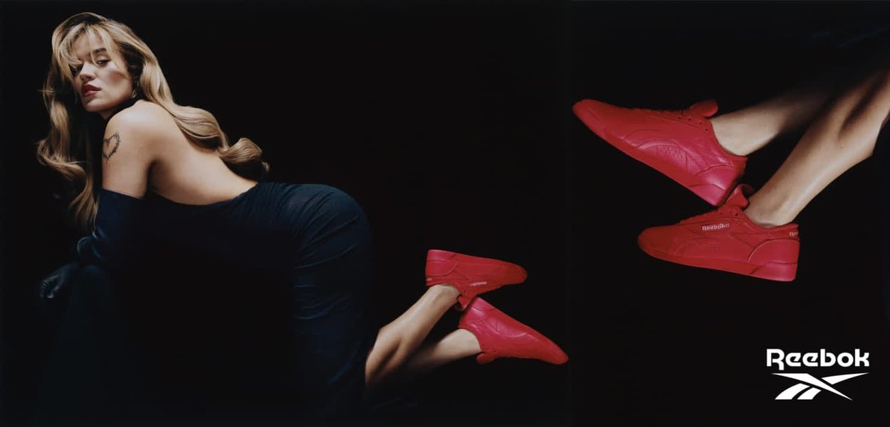 Mujer con vestido negro acostada de lado, usando zapatillas rojas Reebok, junto a un primer plano de unas piernas con zapatillas rojas Reebok a juego sobre fondo negro.