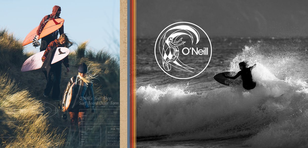 Drie personen dragen kleurrijke surfplanken—één oranje, één roze—terwijl ze door zandduinen lopen. Een logo toont een surfer en een golvenontwerp.