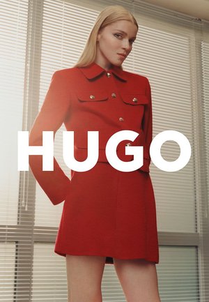 Completo giacca e gonna rossa su misura. Presenta un colletto, due tasche frontali e dettagli con bottoni argentati. Tessuto liscio con vestibilità strutturata.