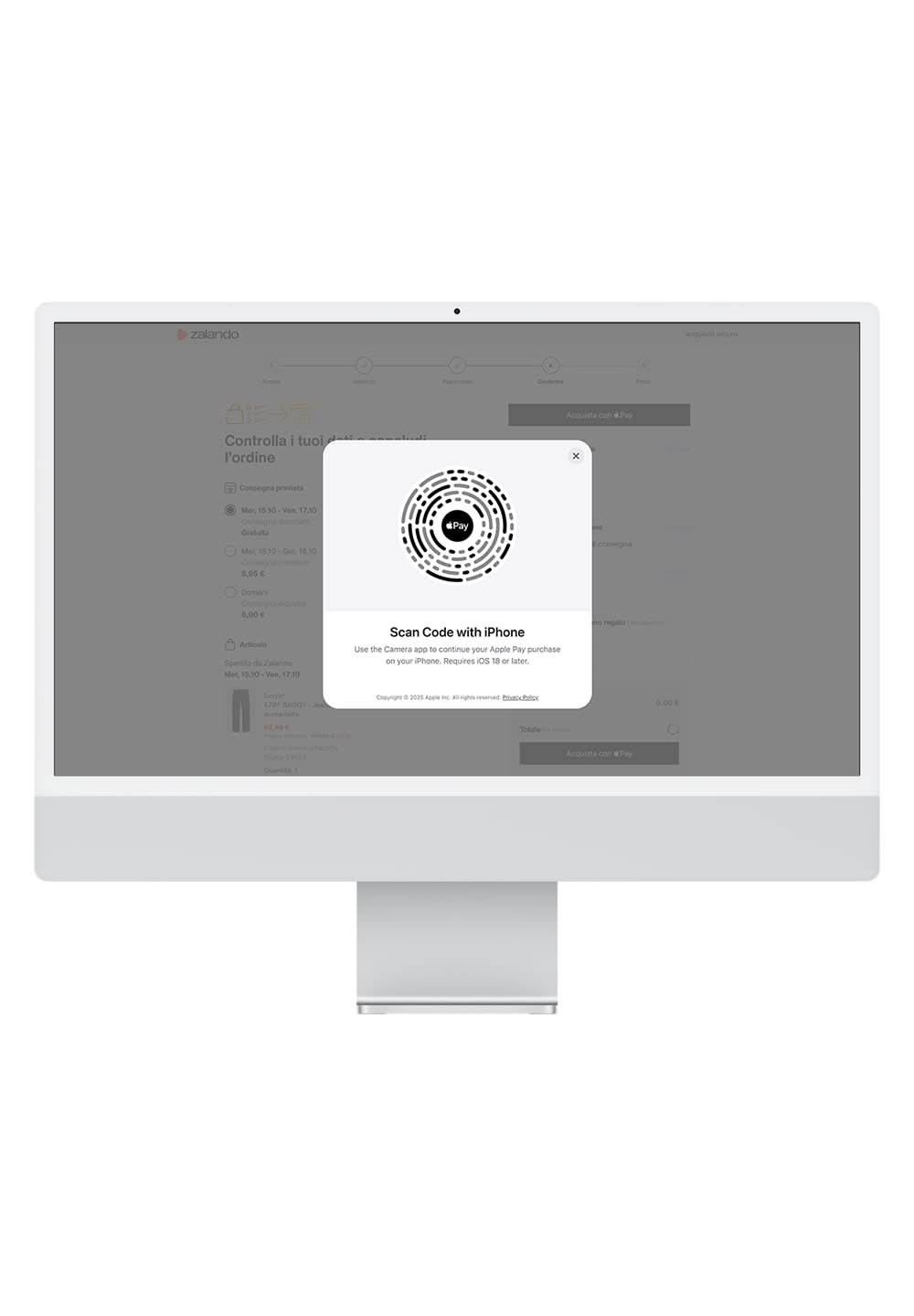 Un monitor desktop mostra un'interfaccia di pagamento digitale con un codice QR e testo istruttivo per Apple Pay, su uno sfondo minimalista grigio.