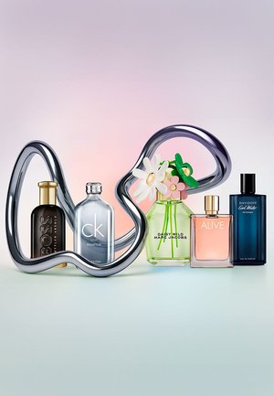 Fem parfymflaskor visas i ett flytande silverställ. Flaskorna varierar i färg: svart, grå, grön, rosa och blå, med blommiga och minimalistiska mönster.