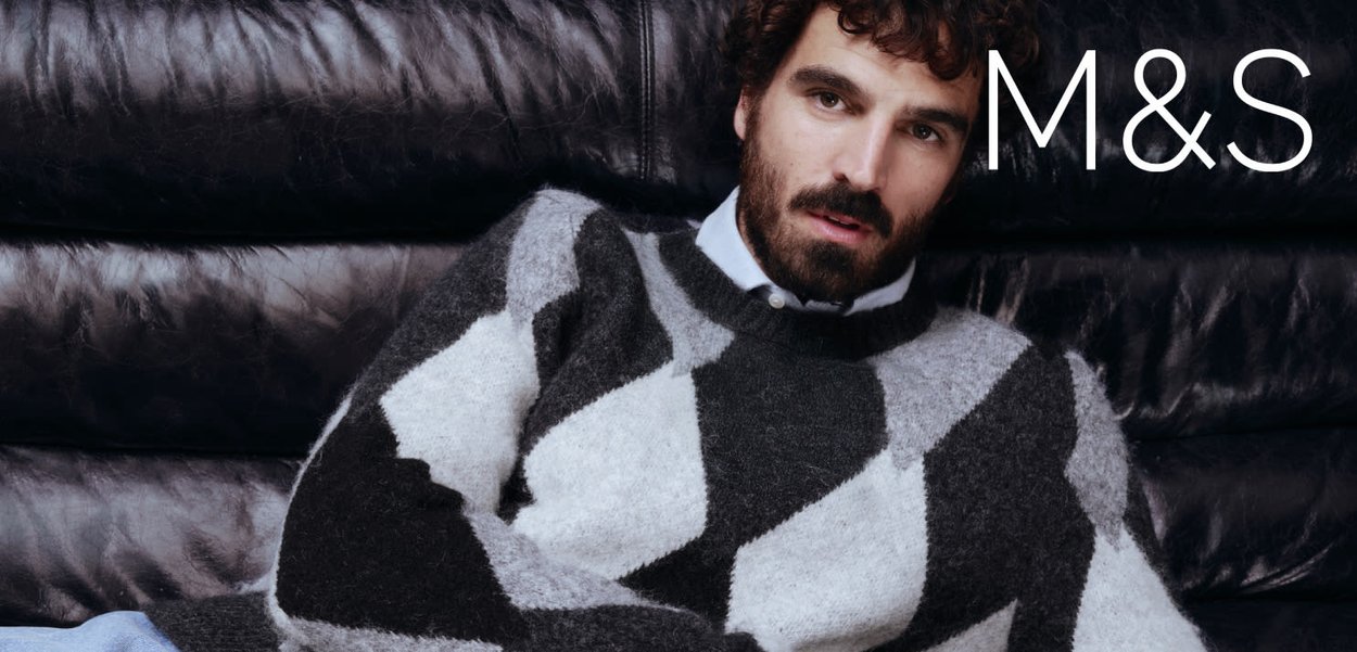 Szary i biały sweter z miękkiego materiału, z geometrycznym wzorem zygzaków i okrągłym dekoltem.