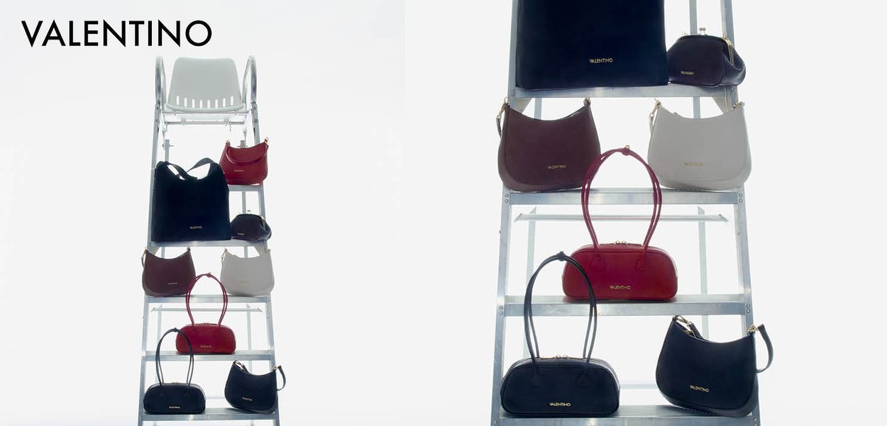 Scala metallica che espone nove borse Valentino nere, marroni, rosse e beige con logo dorato su sfondo bianco.