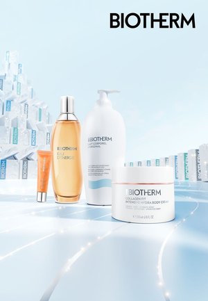 Prodotti per la cura della pelle Biotherm: un siero tono arancione, una bottiglia di vetro trasparente, una bottiglia con pompa bianca e un barattolo di crema con accento rosa, su uno sfondo chiaro.