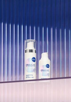 Due flaconi di siero ringiovanente Nivea Cellular Epigenetics su una superficie riflettente con uno sfondo a strisce verticali blu e viola.