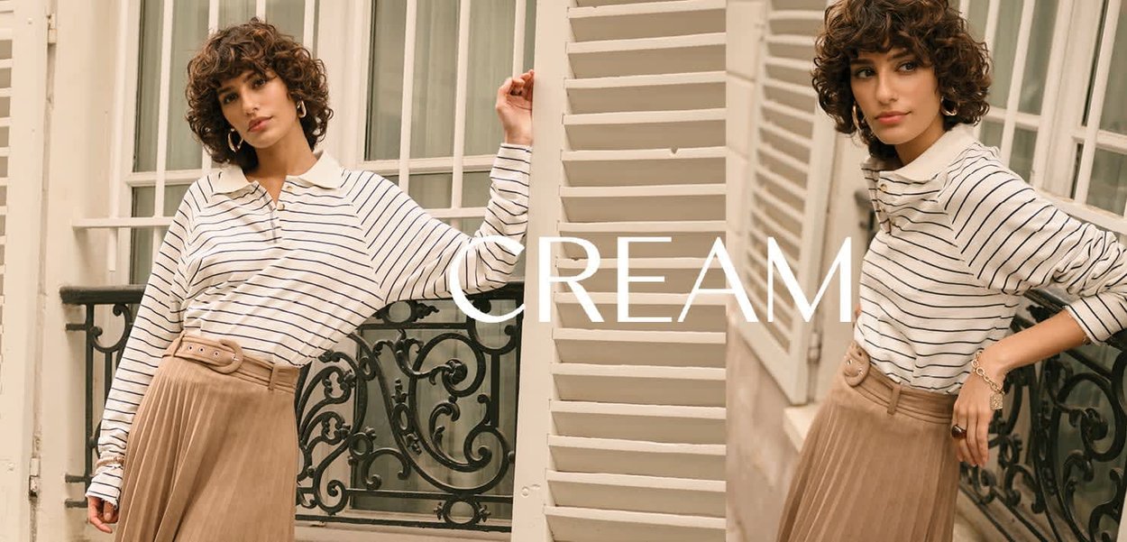 Weiss-blau gestreiftes, langärmeliges Poloshirt mit Kragen, kombiniert mit einem plissierten beigen Rock und einem taillierten Gürtel. Runde Ohrringe runden den Look ab.