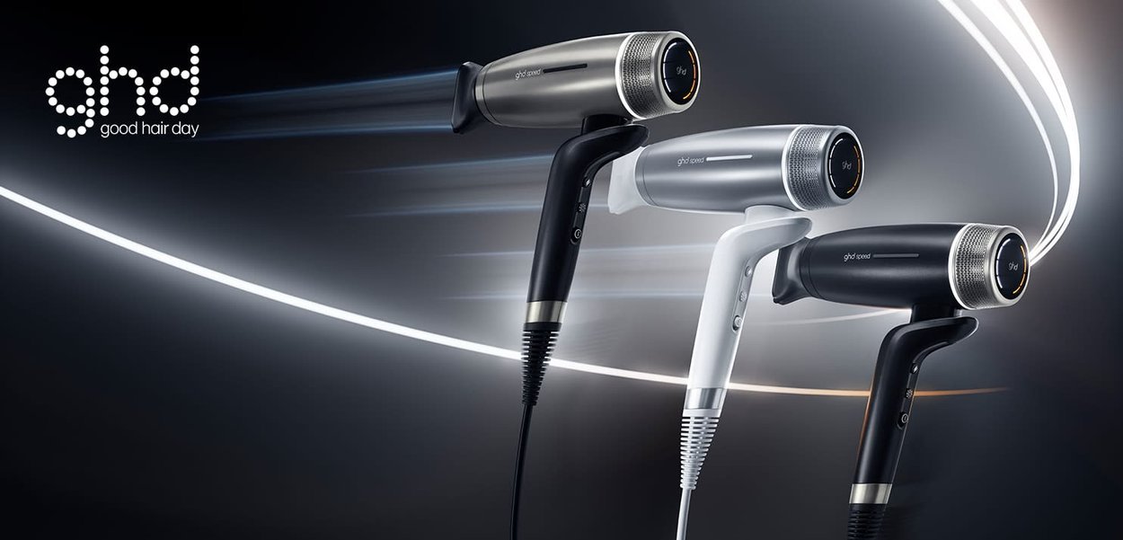 Trzy eleganckie suszarki do włosów ghd w kolorach czarnym i białym, z podświetlonymi smugami powietrza na ciemnym tle, z logo ghd.
